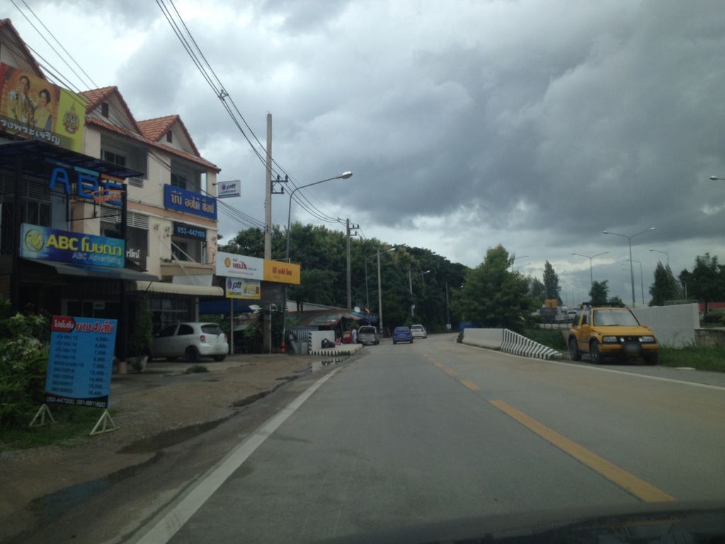 ภาพถนนตรงที่ เชียงใหม่กิจรวมยาง ตั้งอยู่ ถ่ายโดย jimwatana พ.ศ. 2558 (2015) · A street-level view of where เชียงใหม่กิจรวมยาง · Chiang Mai Kit Ruamyang stands, by jimwatana in 2558 (2015)