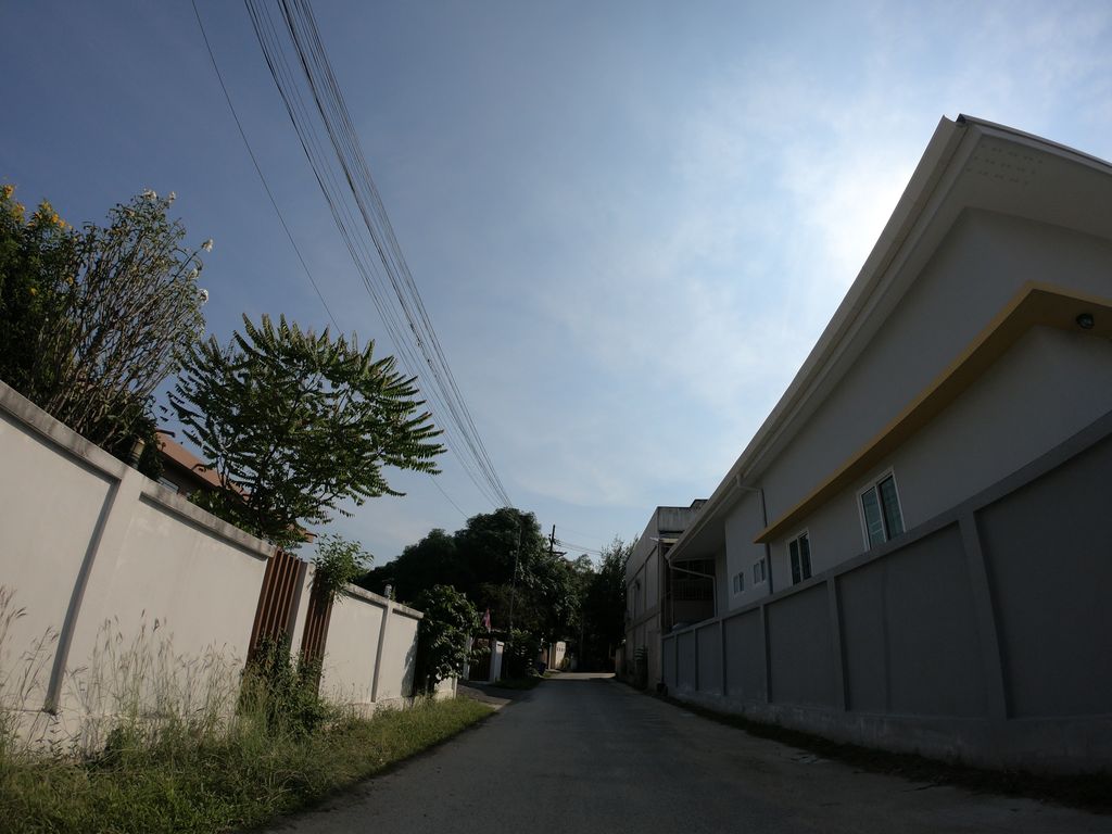 ภาพถนนตรงที่ Redland Sales and Services ตั้งอยู่ ถ่ายโดย chanuwath_grab พ.ศ. 2562 (2019) · A street-level view of where Redland Sales and Services stands, by chanuwath_grab in 2562 (2019)
