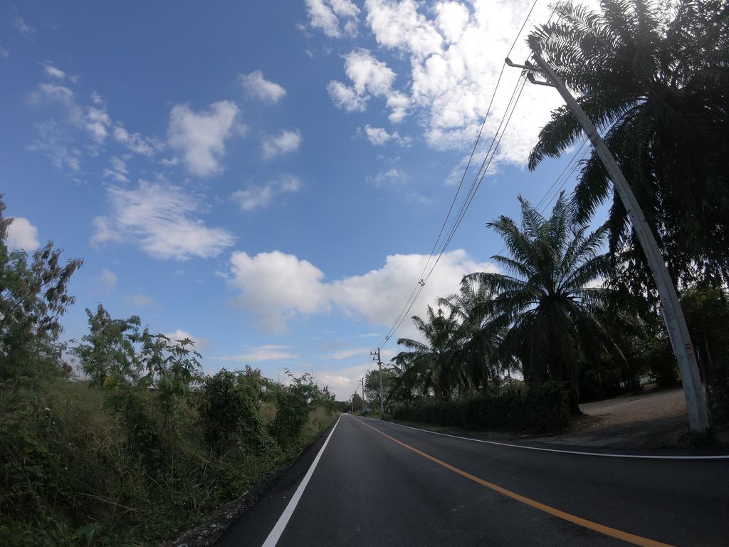 ภาพถนนตรงที่ แบมบู เลค วิลเลจ ตั้งอยู่ ถ่ายโดย chanuwath_grab พ.ศ. 2562 (2019) · A street-level view of where แบมบู เลค วิลเลจ · Baembu Lake Village stands, by chanuwath_grab in 2562 (2019)