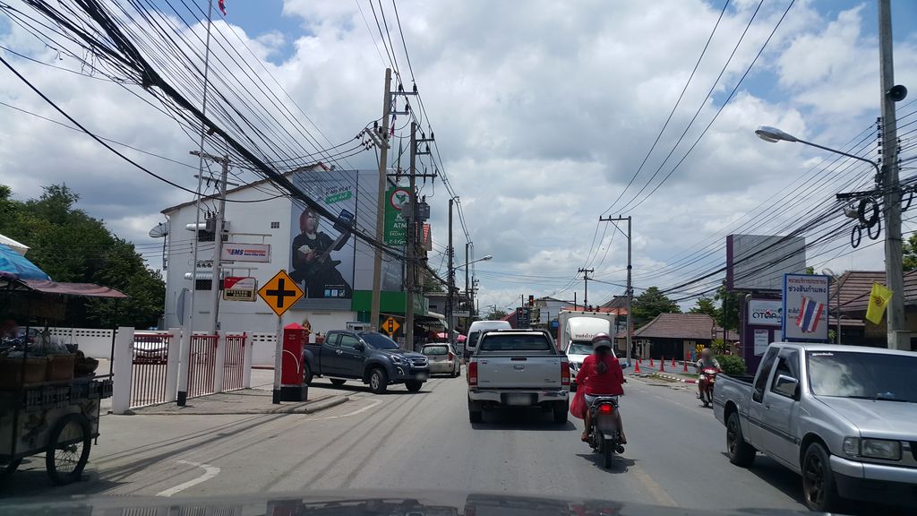 ภาพถนนตรงที่ KFC ตั้งอยู่ ถ่ายโดย jrcarlsen พ.ศ. 2559 (2016) · A street-level view of where KFC stands, by jrcarlsen in 2559 (2016)