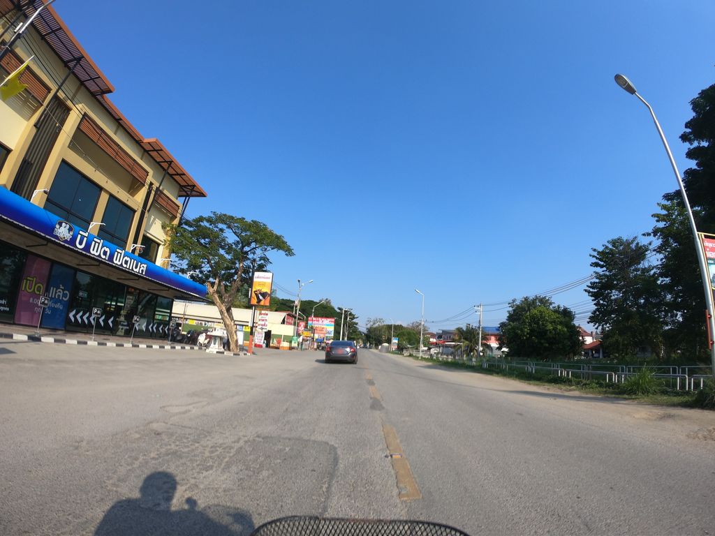 ภาพถนนตรงที่ 22 Hostel ตั้งอยู่ ถ่ายโดย chanuwath_grab พ.ศ. 2562 (2019) · A street-level view of where 22 Hostel stands, by chanuwath_grab in 2562 (2019)