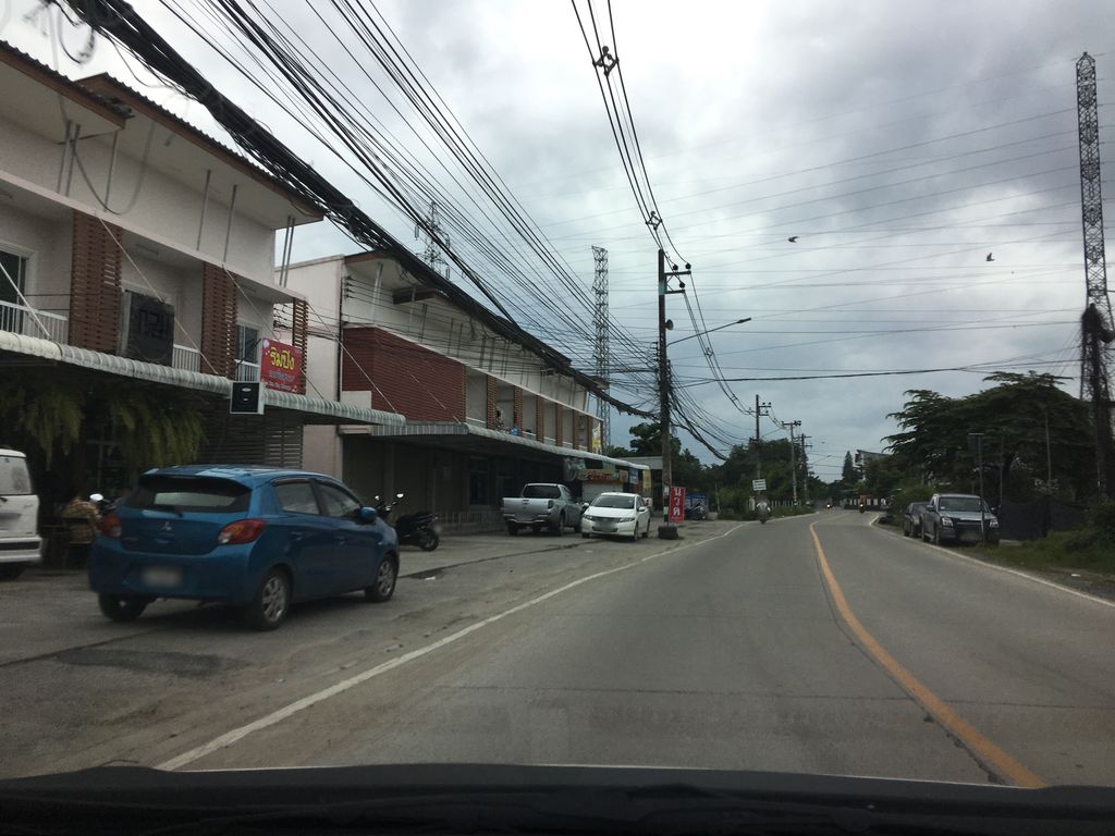ภาพถนนตรงที่ MJ Beauty Permanent Makeup ตั้งอยู่ ถ่ายโดย wapriz พ.ศ. 2561 (2018) · A street-level view of where MJ Beauty Permanent Makeup stands, by wapriz in 2561 (2018)