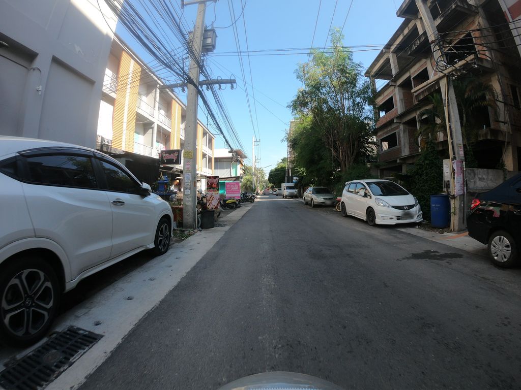 ภาพถนนตรงที่ FOEI ตั้งอยู่ ถ่ายโดย chanuwath_grab พ.ศ. 2562 (2019) · A street-level view of where FOEI stands, by chanuwath_grab in 2562 (2019)