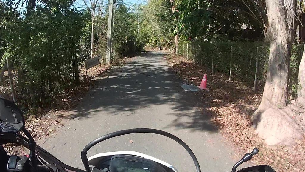 ภาพถนนตรงที่ ครัวนายหัว เชิงดอย ตั้งอยู่ ถ่ายโดย julcnx พ.ศ. 2566 (2023) · A street-level view of where ครัวนายหัว เชิงดอย · Khruanaihua Choengdoi stands, by julcnx in 2566 (2023)