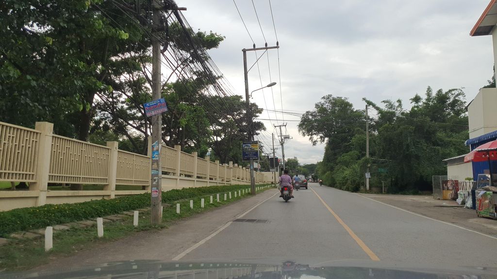 ภาพถนนตรงที่ แม่ริมคอสเมติค แม่ริมพลาซ่า ตั้งอยู่ ถ่ายโดย jrcarlsen พ.ศ. 2564 (2021) · A street-level view of where แม่ริมคอสเมติค แม่ริมพลาซ่า · Mae Rim Khotmetik Mae Rim Plaza stands, by jrcarlsen in 2564 (2021)