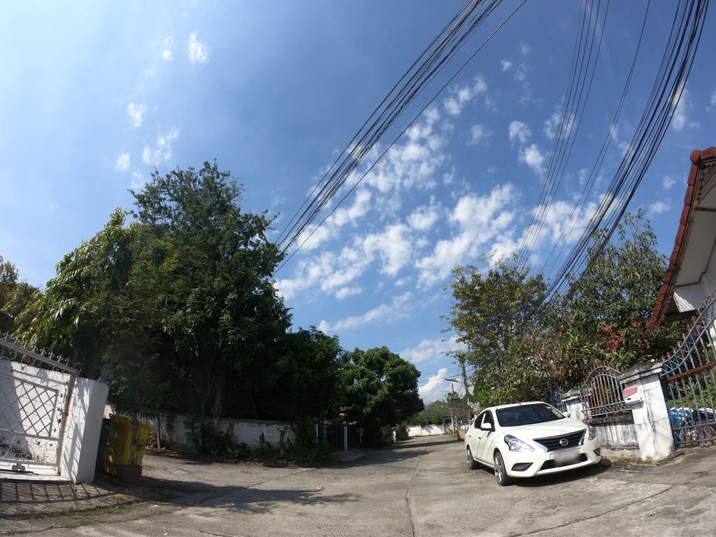 ภาพถนนตรงที่ กั๊ดข้าวกล่อง ตั้งอยู่ ถ่ายโดย chanuwath_grab พ.ศ. 2562 (2019) · A street-level view of where กั๊ดข้าวกล่อง · Kat Khaokalong stands, by chanuwath_grab in 2562 (2019)