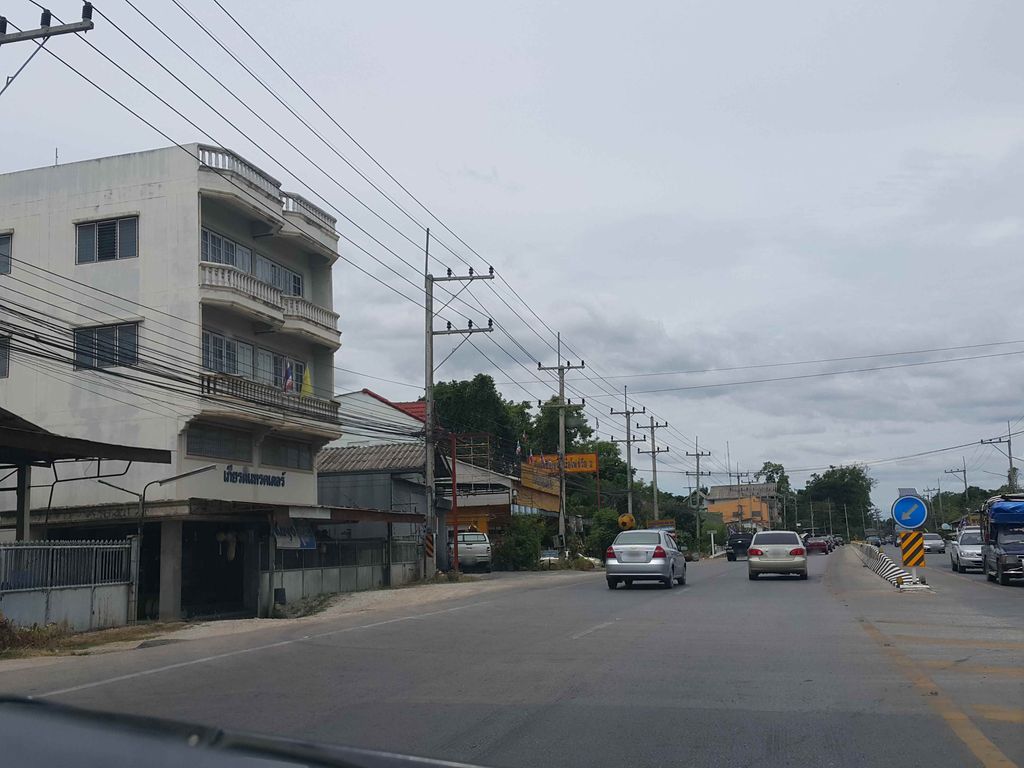 ภาพถนนตรงที่ นทีสปอร์ต ตั้งอยู่ ถ่ายโดย jrcarlsen พ.ศ. 2558 (2015) · A street-level view of where นทีสปอร์ต · Nathitpot stands, by jrcarlsen in 2558 (2015)