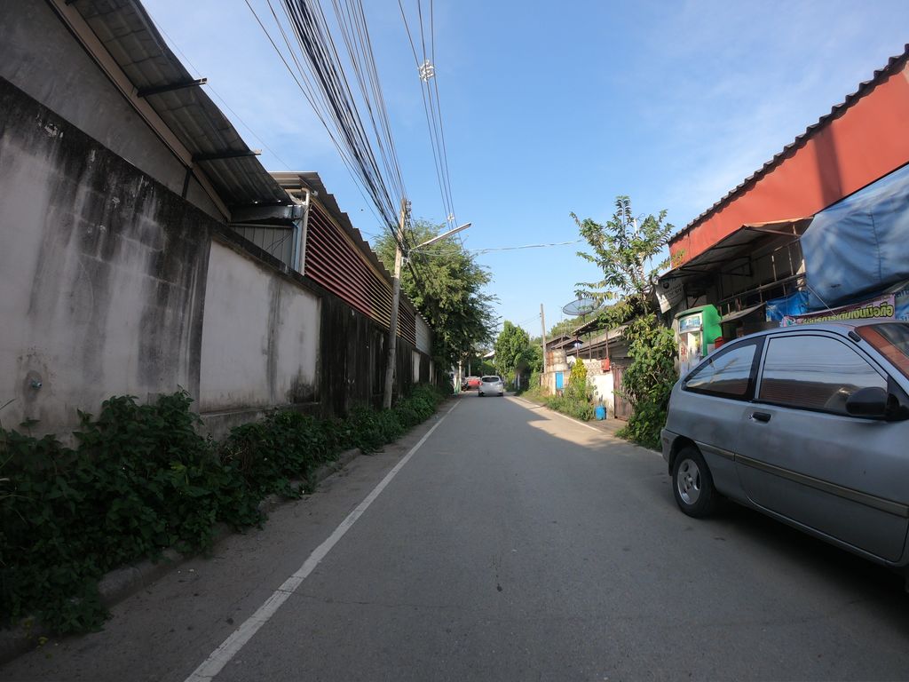 ภาพถนนตรงที่ เหล้าตองกองกีด ตั้งอยู่ ถ่ายโดย chanuwath_grab พ.ศ. 2562 (2019) · A street-level view of where เหล้าตองกองกีด · Laotong Kongkit stands, by chanuwath_grab in 2562 (2019)