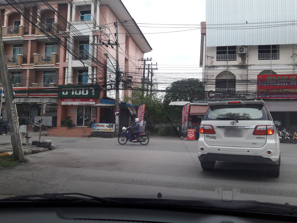 ภาพถนนตรงที่ Matoom thapanun ตั้งอยู่ ถ่ายโดย superbate พ.ศ. 2561 (2018) · A street-level view of where Matoom thapanun stands, by superbate in 2561 (2018)