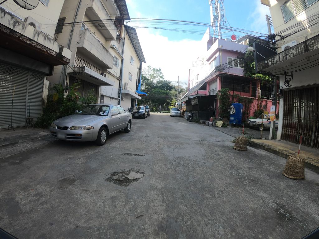 ภาพถนนตรงที่ CuppaCharm Coffee ตั้งอยู่ ถ่ายโดย chanuwath_grab พ.ศ. 2562 (2019) · A street-level view of where CuppaCharm Coffee stands, by chanuwath_grab in 2562 (2019)