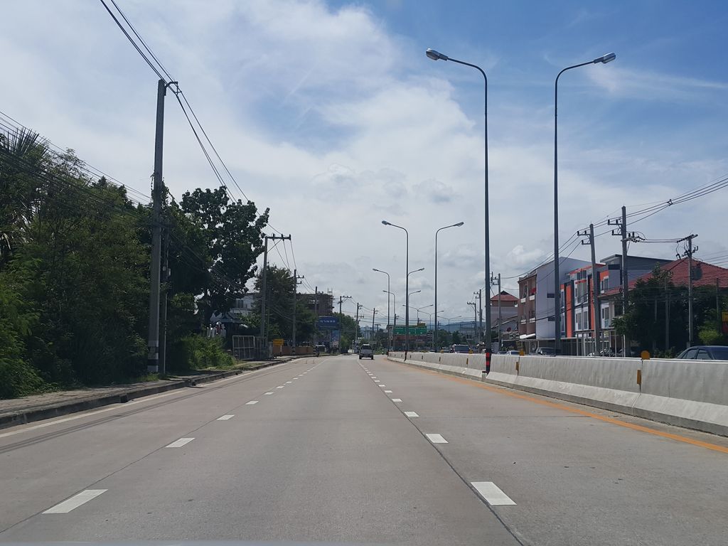 ภาพถนนตรงที่ สถานี ชายสี่บะหมี่เกี๊ยวคาเฟ่ สาขาปั๊มบางจากแม่เหียะ ตั้งอยู่ ถ่ายโดย jrcarlsen พ.ศ. 2558 (2015) · A street-level view of where สถานี ชายสี่บะหมี่เกี๊ยวคาเฟ่ สาขาปั๊มบางจากแม่เหียะ · Sathani Chaisi Bamikiao Café Sakha Pam Bangchak Mae Hia stands, by jrcarlsen in 2558 (2015)