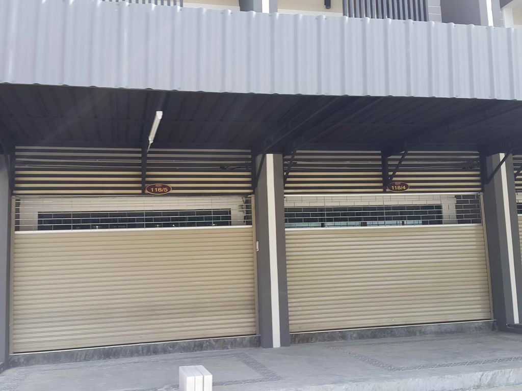 ภาพถนนตรงที่ ท่ารั้วแบตเตอรี่ ตั้งอยู่ ถ่ายโดย jrcarlsen พ.ศ. 2558 (2015) · A street-level view of where ท่ารั้วแบตเตอรี่ · Tha Rua Battery stands, by jrcarlsen in 2558 (2015)