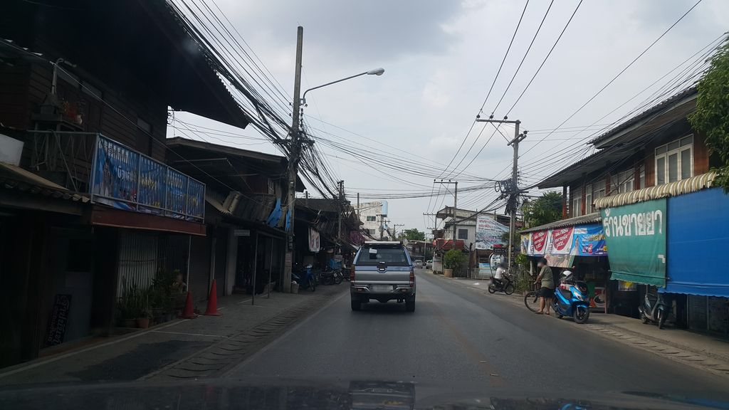 ภาพถนนตรงที่ หัวหอม แฮร์สตูดิโอ ตั้งอยู่ ถ่ายโดย jrcarlsen พ.ศ. 2561 (2018) · A street-level view of where หัวหอม แฮร์สตูดิโอ · Huahom Hair Studio stands, by jrcarlsen in 2561 (2018)