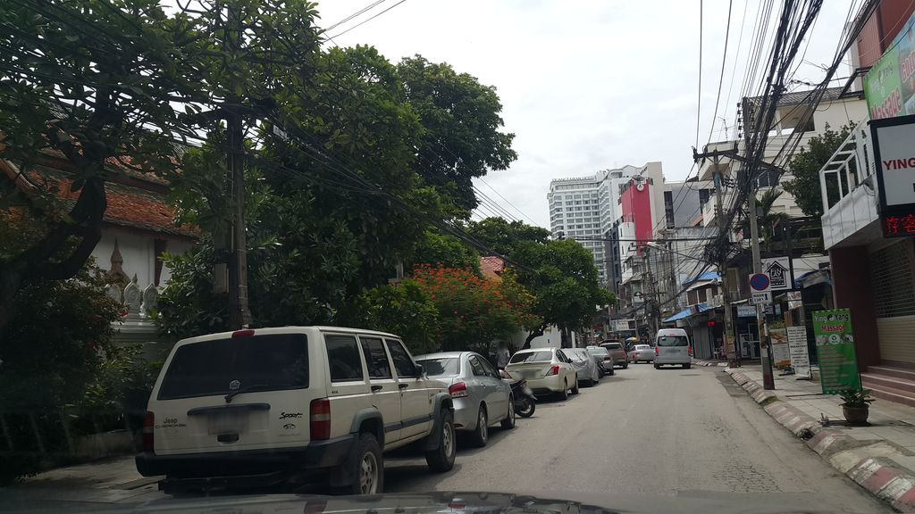 ภาพถนนตรงที่ Chiang Mai Bicycle & SightseeingTours & Motorbike Rental ตั้งอยู่ ถ่ายโดย jrcarlsen พ.ศ. 2559 (2016) · A street-level view of where Chiang Mai Bicycle & SightseeingTours & Motorbike Rental stands, by jrcarlsen in 2559 (2016)
