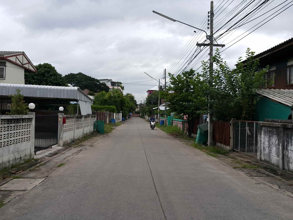 ภาพถนนตรงที่ Thebarberseasoncm ตั้งอยู่ ถ่ายโดย jrcarlsen พ.ศ. 2558 (2015) · A street-level view of where Thebarberseasoncm stands, by jrcarlsen in 2558 (2015)