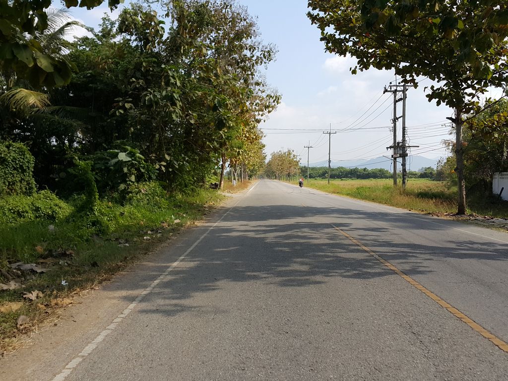 ภาพถนนตรงที่ เฮือนไม้ในสวน ตั้งอยู่ ถ่ายโดย jrcarlsen พ.ศ. 2557 (2014) · A street-level view of where เฮือนไม้ในสวน · Hueanmai Naisuan stands, by jrcarlsen in 2557 (2014)