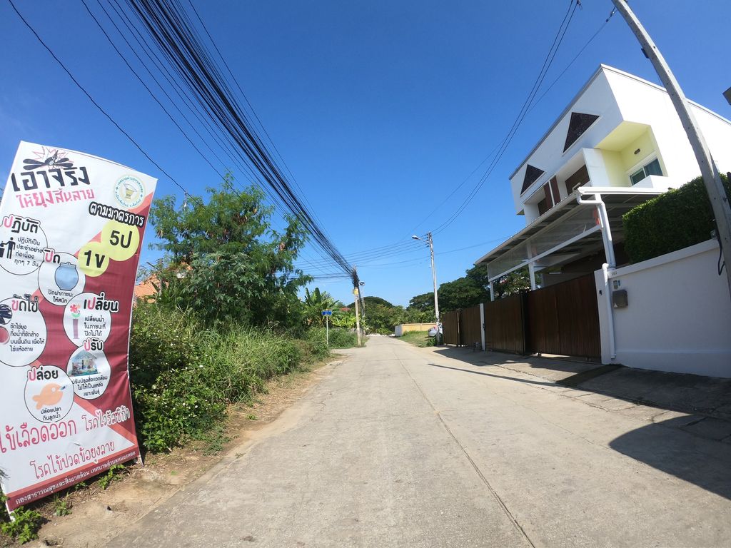 ภาพถนนตรงที่ บริษัท พงษ์ระวี จำกัด ตั้งอยู่ ถ่ายโดย chanuwath_grab พ.ศ. 2562 (2019) · A street-level view of where บริษัท พงษ์ระวี จำกัด · Phongrawi Chamkat Company stands, by chanuwath_grab in 2562 (2019)