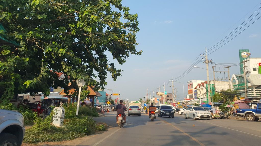 ภาพถนนตรงที่ ร้านเก่งการค้า ตั้งอยู่ ถ่ายโดย jrcarlsen พ.ศ. 2565 (2022) · A street-level view of where ร้านเก่งการค้า · Ran Keng Kankha stands, by jrcarlsen in 2565 (2022)
