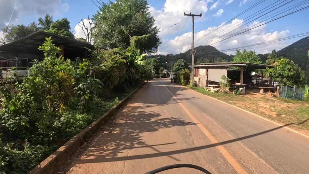 ภาพถนนตรงที่ KiewPin Village -กิ่วปินวินเลจ ตั้งอยู่ ถ่ายโดย julcnx พ.ศ. 2567 (2024) · A street-level view of where KiewPin Village -กิ่วปินวินเลจ stands, by julcnx in 2567 (2024)
