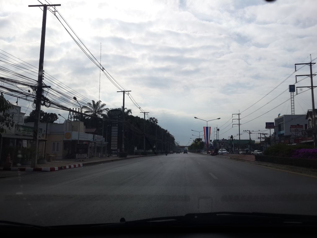 ภาพถนนตรงที่ ไปรษณีย์แม่โจ้ ตั้งอยู่ ถ่ายโดย mishari พ.ศ. 2557 (2014) · A street-level view of where ไปรษณีย์แม่โจ้ · Mae Jo Post office stands, by mishari in 2557 (2014)