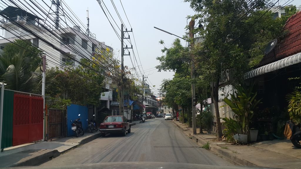 ภาพถนนตรงที่ หอพักเจ้าจันทร์ ตั้งอยู่ ถ่ายโดย jrcarlsen พ.ศ. 2560 (2017) · A street-level view of where หอพักเจ้าจันทร์ · Chao Chan Dormitory stands, by jrcarlsen in 2560 (2017)