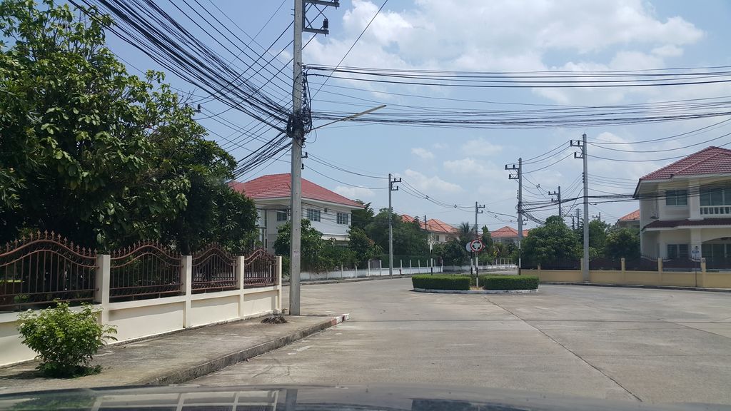 ภาพถนนตรงที่ Maebuaklee Kindergarten Sankamphaeng ตั้งอยู่ ถ่ายโดย jrcarlsen พ.ศ. 2559 (2016) · A street-level view of where Maebuaklee Kindergarten Sankamphaeng stands, by jrcarlsen in 2559 (2016)