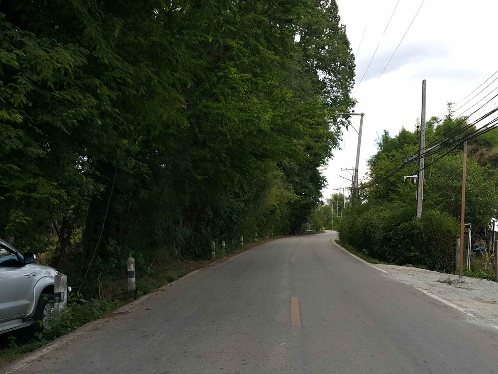 ภาพถนนตรงที่ หมูทอดแดดดี้ ตั้งอยู่ ถ่ายโดย jrcarlsen พ.ศ. 2558 (2015) · A street-level view of where หมูทอดแดดดี้ · Mutotdaetdi stands, by jrcarlsen in 2558 (2015)