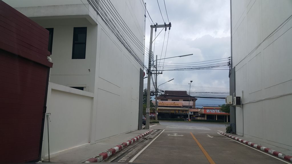 ภาพถนนตรงที่ ศูนย์เลเซอร์เพื่อความงาม เชียงใหม่ By Mokaru Clinic ตั้งอยู่ ถ่ายโดย jrcarlsen พ.ศ. 2559 (2016) · A street-level view of where ศูนย์เลเซอร์เพื่อความงาม เชียงใหม่ By Mokaru Clinic stands, by jrcarlsen in 2559 (2016)