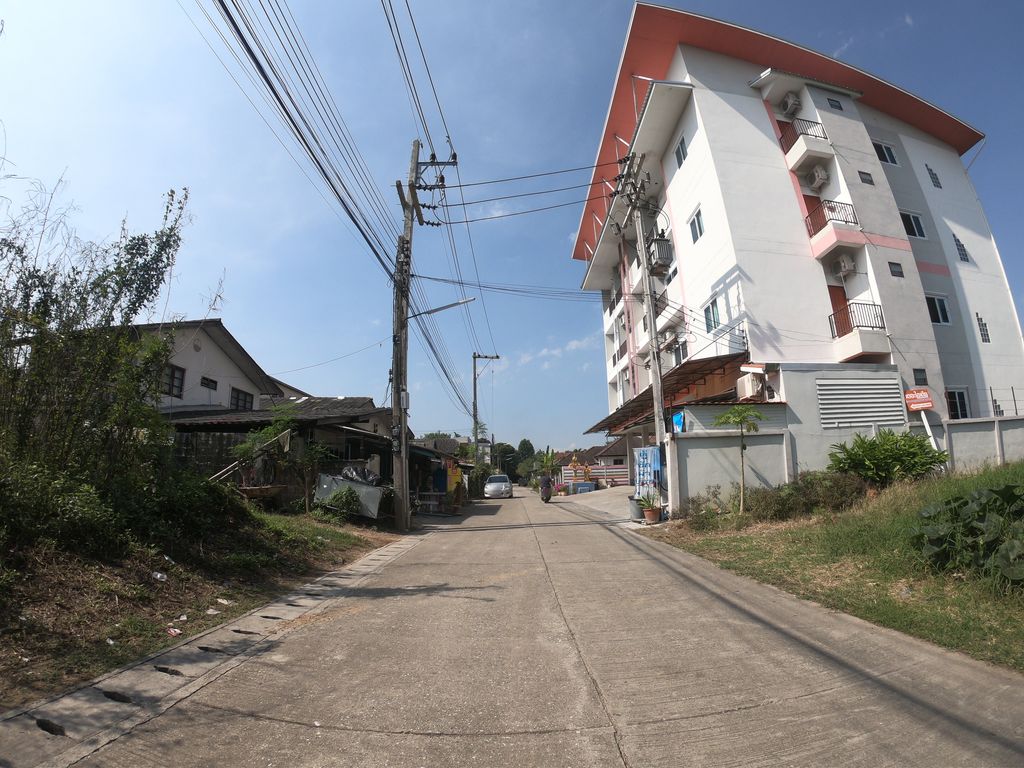 ภาพถนนตรงที่ หอพักหลังโรงเรียนวารี The Idea ตั้งอยู่ ถ่ายโดย chanuwath_grab พ.ศ. 2562 (2019) · A street-level view of where หอพักหลังโรงเรียนวารี The Idea stands, by chanuwath_grab in 2562 (2019)