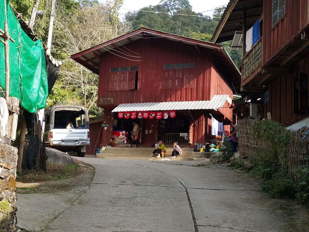 ภาพถนนตรงที่ บ้านพักนิวกะดิว ตั้งอยู่ ถ่ายโดย jrcarlsen พ.ศ. 2558 (2015) · A street-level view of where บ้านพักนิวกะดิว · Ni Waka Dio Guest house stands, by jrcarlsen in 2558 (2015)