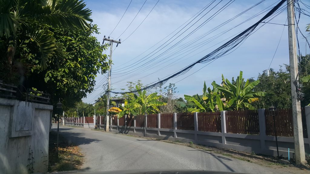 ภาพถนนตรงที่ fineday cafe ตั้งอยู่ ถ่ายโดย jrcarlsen พ.ศ. 2562 (2019) · A street-level view of where fineday cafe stands, by jrcarlsen in 2562 (2019)