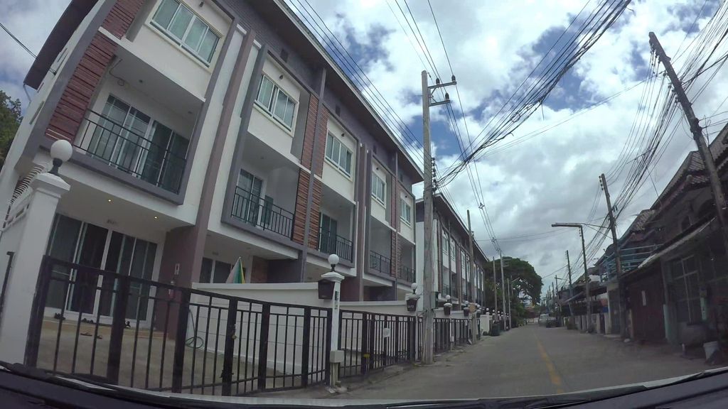ภาพถนนตรงที่ ขนมจีนบ้านแพะ ตั้งอยู่ ถ่ายโดย kaart_3 พ.ศ. 2562 (2019) · A street-level view of where ขนมจีนบ้านแพะ · Khanomchin Ban Phae stands, by kaart_3 in 2562 (2019)