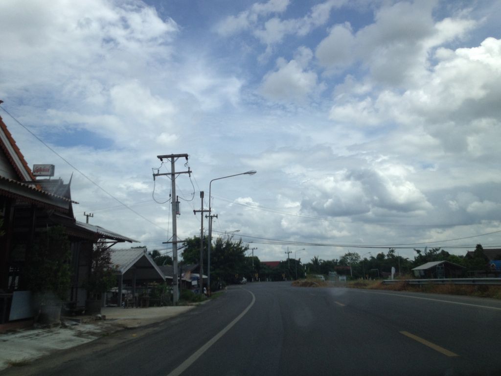 ภาพถนนตรงที่ เฮือนสล่า มินิมาร์ท ตั้งอยู่ ถ่ายโดย jimwatana พ.ศ. 2558 (2015) · A street-level view of where เฮือนสล่า มินิมาร์ท · Hueansala Mini Mart stands, by jimwatana in 2558 (2015)