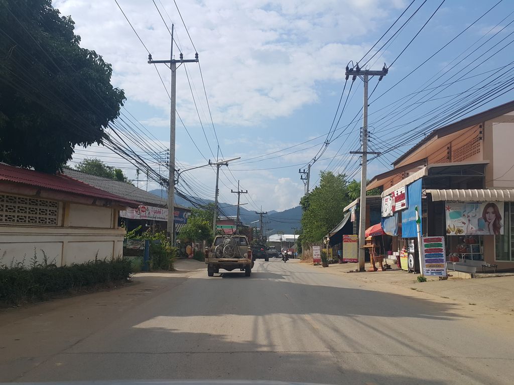 ภาพถนนตรงที่ วัดบุปผาราม ตั้งอยู่ ถ่ายโดย jrcarlsen พ.ศ. 2558 (2015) · A street-level view of where วัดบุปผาราม · Wat Buppharam stands, by jrcarlsen in 2558 (2015)