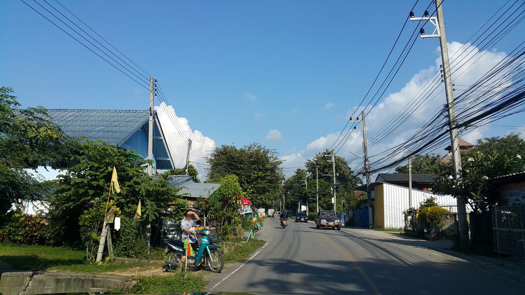 ภาพถนนตรงที่ ร้านทวีการช่าง ตั้งอยู่ ถ่ายโดย jrcarlsen พ.ศ. 2559 (2016) · A street-level view of where ร้านทวีการช่าง · Ran Thawi Kanchang stands, by jrcarlsen in 2559 (2016)