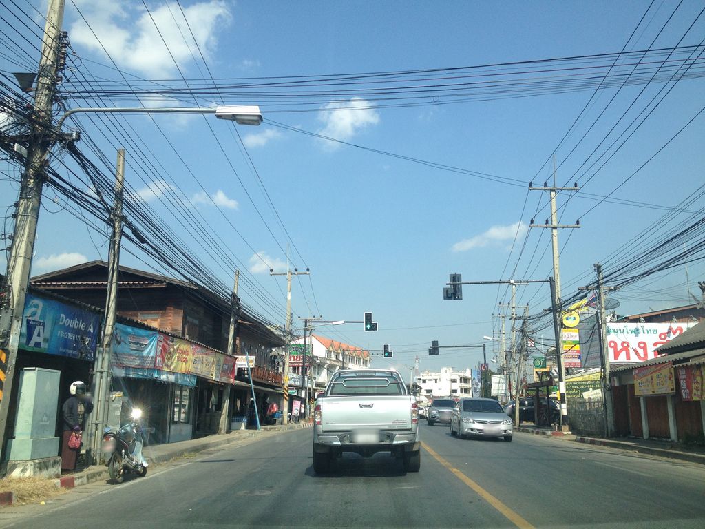 ภาพถนนตรงที่ เคดี โฟน ตั้งอยู่ ถ่ายโดย jimwatana พ.ศ. 2558 (2015) · A street-level view of where เคดี โฟน · Khedi Fon stands, by jimwatana in 2558 (2015)