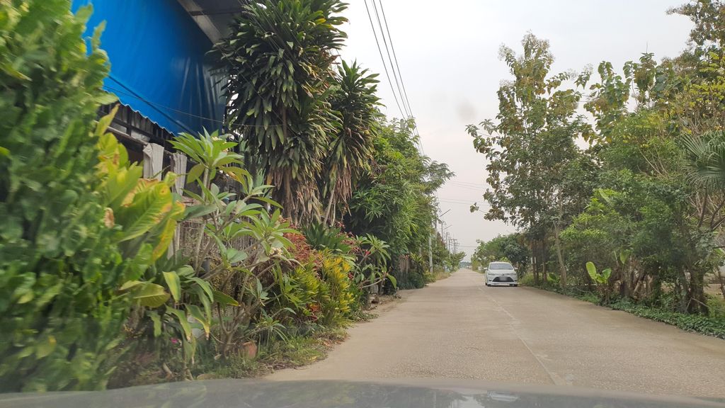 ภาพถนนตรงที่ Sirinun Antique Warehouse ตั้งอยู่ ถ่ายโดย jrcarlsen พ.ศ. 2565 (2022) · A street-level view of where Sirinun Antique Warehouse stands, by jrcarlsen in 2565 (2022)