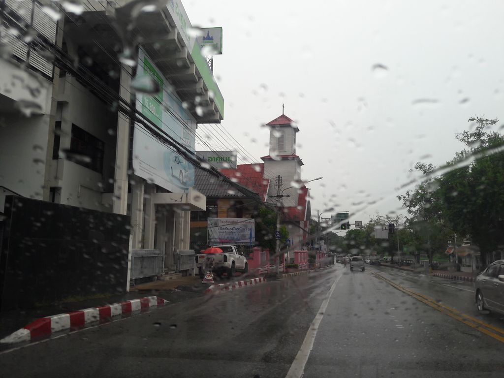 ภาพถนนตรงที่ อาคเนย์ประกันชีวิต Arjoe ตั้งอยู่ ถ่ายโดย superbate พ.ศ. 2561 (2018) · A street-level view of where อาคเนย์ประกันชีวิต Arjoe stands, by superbate in 2561 (2018)