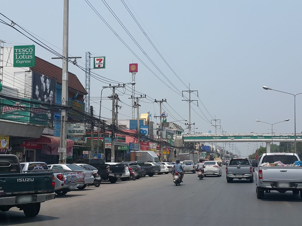 ภาพถนนตรงที่ แจ่มฟ้าพลาซ่า ตั้งอยู่ ถ่ายโดย jrcarlsen พ.ศ. 2559 (2016) · A street-level view of where แจ่มฟ้าพลาซ่า · Chaemfa Plaza stands, by jrcarlsen in 2559 (2016)