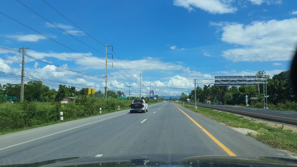 ภาพถนนตรงที่ WP Oil Plus Chiang Mai ตั้งอยู่ ถ่ายโดย jrcarlsen พ.ศ. 2564 (2021) · A street-level view of where WP Oil Plus Chiang Mai stands, by jrcarlsen in 2564 (2021)