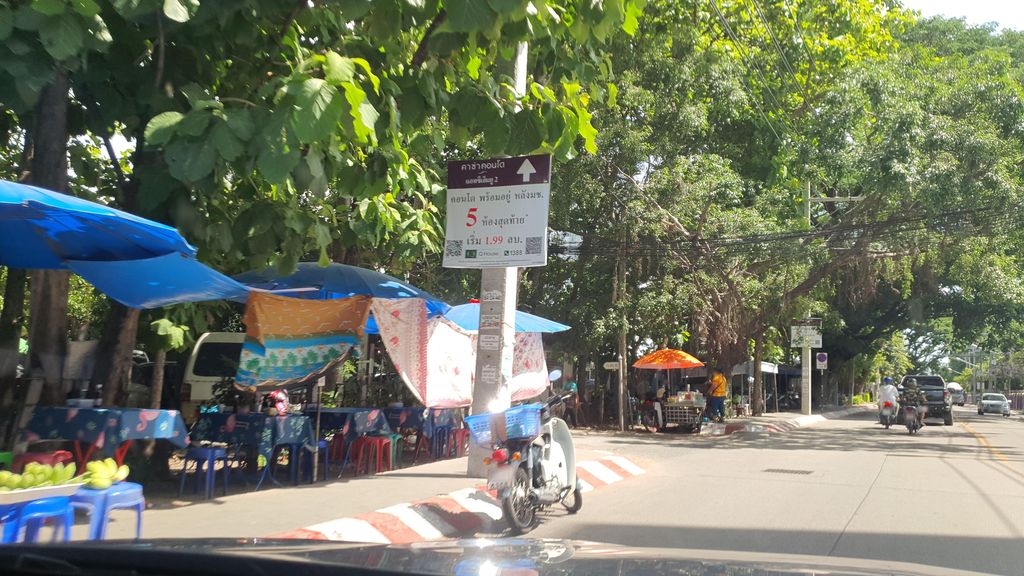 ภาพถนนตรงที่ ลาบยอง ตั้งอยู่ ถ่ายโดย jrcarlsen พ.ศ. 2565 (2022) · A street-level view of where ลาบยอง · Lapyong stands, by jrcarlsen in 2565 (2022)