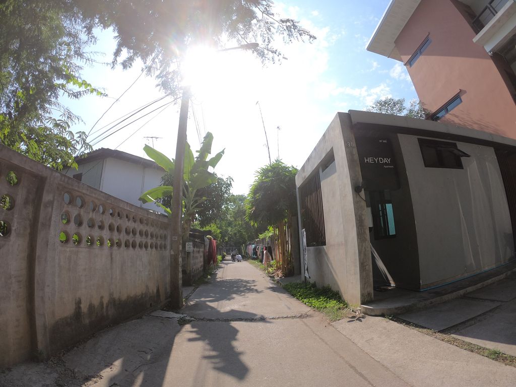 ภาพถนนตรงที่ Heyday Apartment ตั้งอยู่ ถ่ายโดย chanuwath_grab พ.ศ. 2562 (2019) · A street-level view of where Heyday Apartment stands, by chanuwath_grab in 2562 (2019)