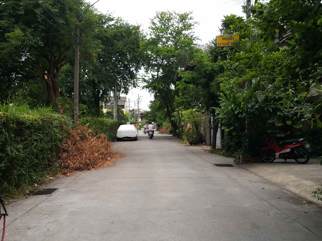 ภาพถนนตรงที่ นวลจันทร์ Nuanchan Cafe&Drink : Coffee : Drink : Toast ตั้งอยู่ ถ่ายโดย jrcarlsen พ.ศ. 2558 (2015) · A street-level view of where นวลจันทร์ Nuanchan Cafe&Drink : Coffee : Drink : Toast stands, by jrcarlsen in 2558 (2015)