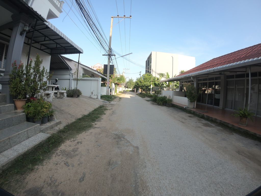ภาพถนนตรงที่ ญาดาอพาร์ทเมนท์ ตั้งอยู่ ถ่ายโดย chanuwath_grab พ.ศ. 2562 (2019) · A street-level view of where ญาดาอพาร์ทเมนท์ · Yada Apartment stands, by chanuwath_grab in 2562 (2019)