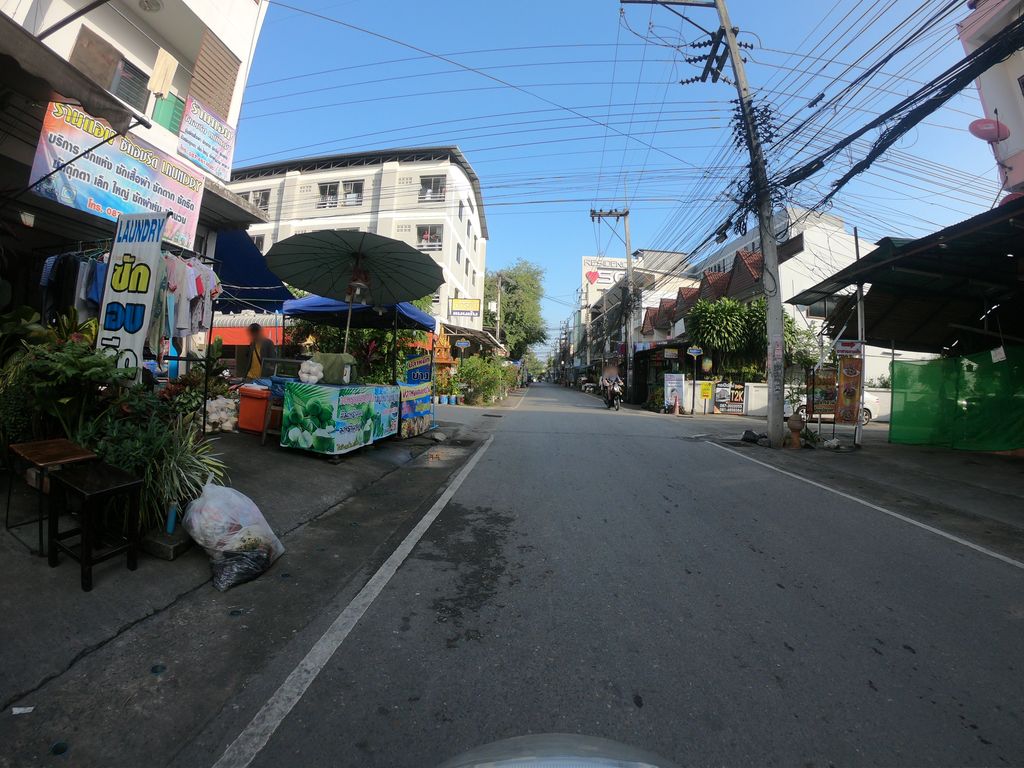 ภาพถนนตรงที่ เส้นหมี่กีฉีกเชียงใหม่ 24 ชม. ตั้งอยู่ ถ่ายโดย chanuwath_grab พ.ศ. 2562 (2019) · A street-level view of where เส้นหมี่กีฉีกเชียงใหม่ 24 ชม. · Senmi Ki Chik Chiang Mai 24 hr. stands, by chanuwath_grab in 2562 (2019)