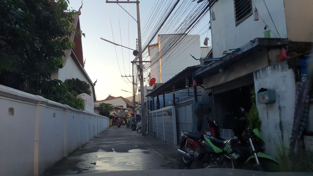ภาพถนนตรงที่ Sunny Hostel Chiang Mai ตั้งอยู่ ถ่ายโดย jrcarlsen พ.ศ. 2565 (2022) · A street-level view of where Sunny Hostel Chiang Mai stands, by jrcarlsen in 2565 (2022)