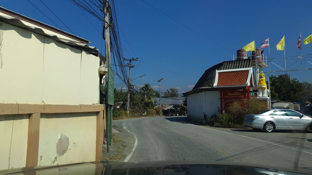 ภาพถนนตรงที่ ลองชง ตั้งอยู่ ถ่ายโดย jrcarlsen พ.ศ. 2562 (2019) · A street-level view of where ลองชง · Longchong stands, by jrcarlsen in 2562 (2019)