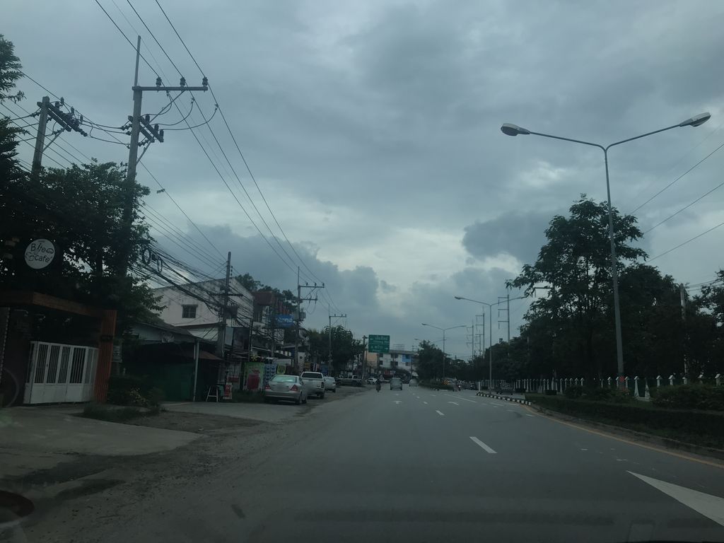 ภาพถนนตรงที่ เลิฟเบเกอรี่ เค้กกะปัง(แม่โจ้) ตั้งอยู่ ถ่ายโดย prasert พ.ศ. 2561 (2018) · A street-level view of where เลิฟเบเกอรี่ เค้กกะปัง(แม่โจ้) · Loepbekoeri Cake Ka Pang(Mae Jo) stands, by prasert in 2561 (2018)