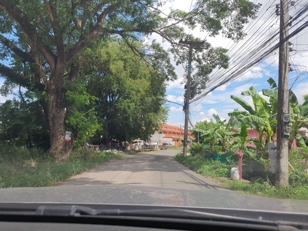 ภาพถนนตรงที่ สถานี เม้าท์มอย ตั้งอยู่ ถ่ายโดย jrcarlsen พ.ศ. 2566 (2023) · A street-level view of where สถานี เม้าท์มอย · Sathani Maomoi stands, by jrcarlsen in 2566 (2023)