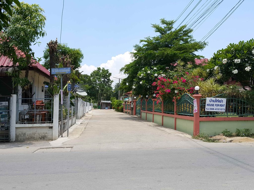 ภาพถนนตรงที่ Capricio Cafe ตั้งอยู่ ถ่ายโดย jrcarlsen พ.ศ. 2558 (2015) · A street-level view of where Capricio Cafe stands, by jrcarlsen in 2558 (2015)